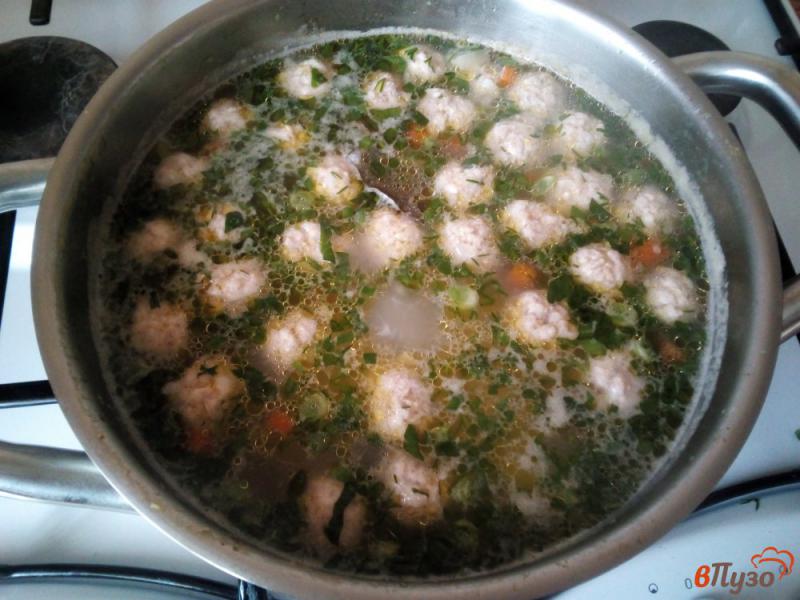 Фото приготовление рецепта: Суп на курином бульоне с рисом и фрикадельками шаг №9