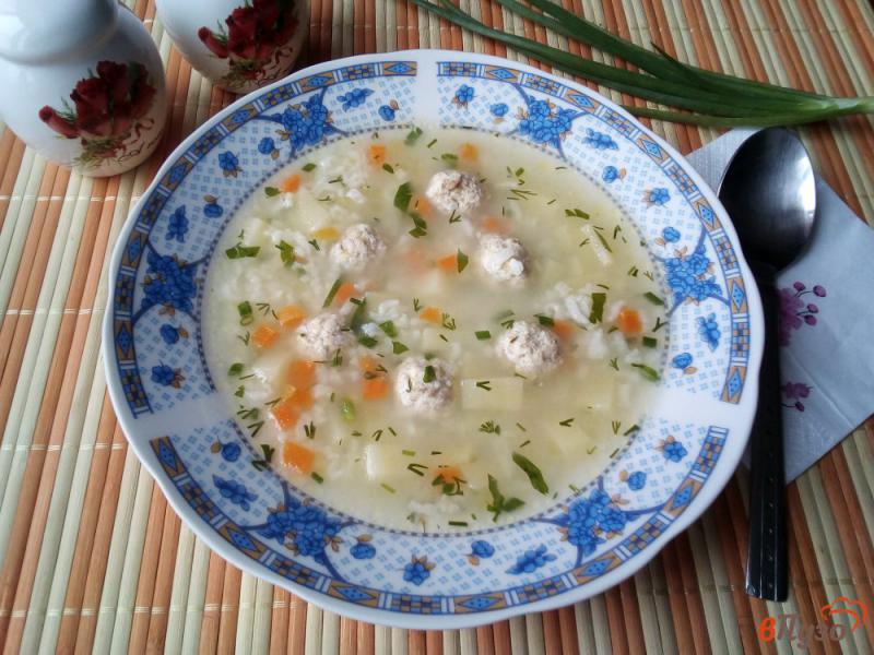 Фото приготовление рецепта: Суп на курином бульоне с рисом и фрикадельками шаг №10
