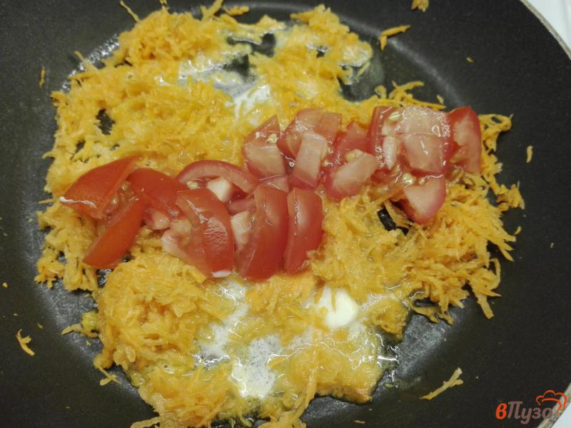 Фото приготовление рецепта: Белая фасоль в томатном соусе с зеленью шаг №4