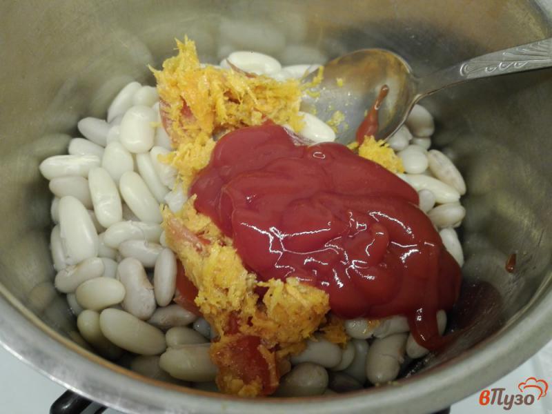 Фото приготовление рецепта: Белая фасоль в томатном соусе с зеленью шаг №7