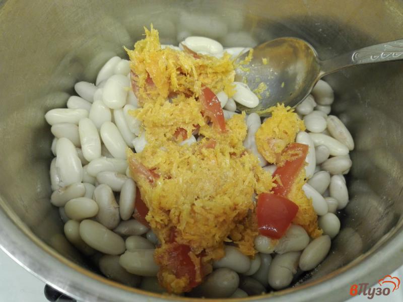 Фото приготовление рецепта: Белая фасоль в томатном соусе с зеленью шаг №6