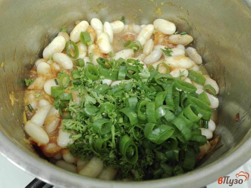 Фото приготовление рецепта: Белая фасоль в томатном соусе с зеленью шаг №8