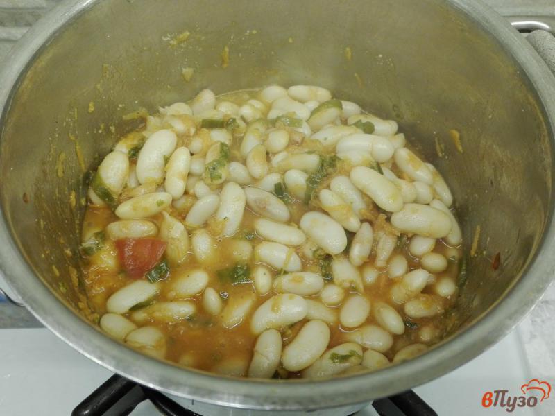 Фото приготовление рецепта: Белая фасоль в томатном соусе с зеленью шаг №9