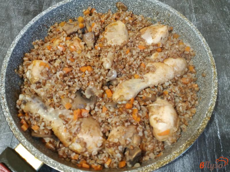 Фото приготовление рецепта: Куриные голени с гречкой и грибами шаг №7