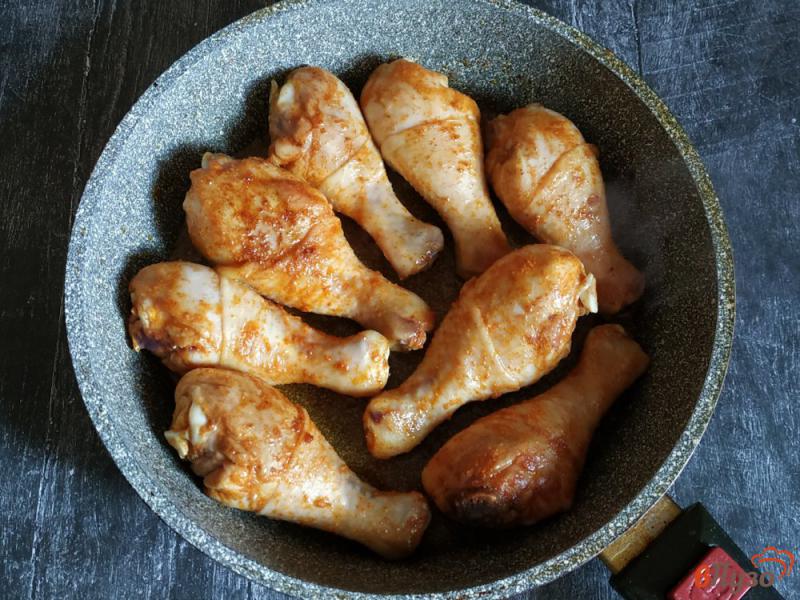 Фото приготовление рецепта: Куриные голени с гречкой и грибами шаг №3