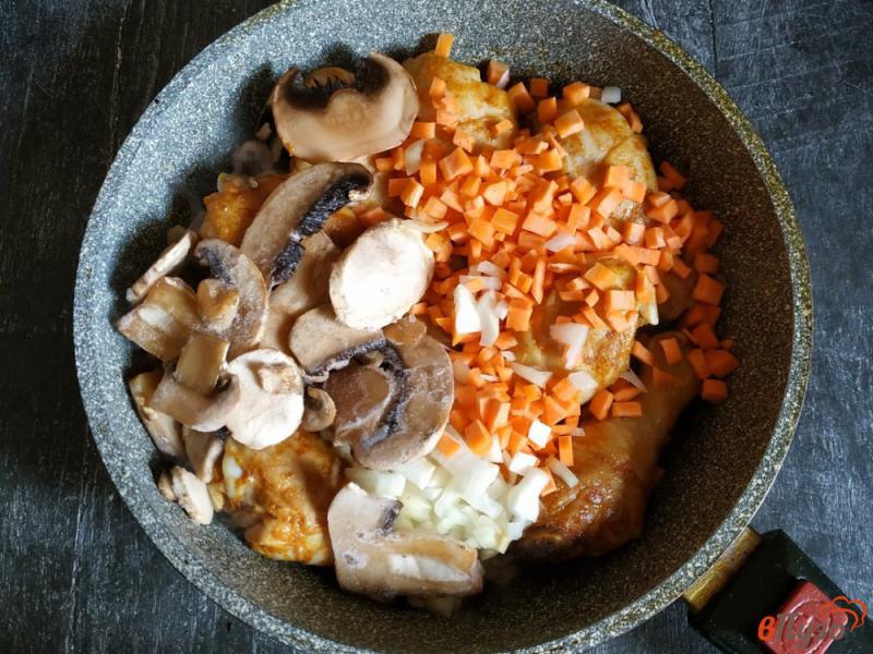 Фото приготовление рецепта: Куриные голени с гречкой и грибами шаг №4