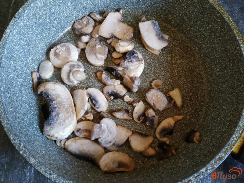 Фото приготовление рецепта: Тефтели из свинины с грибами шаг №6