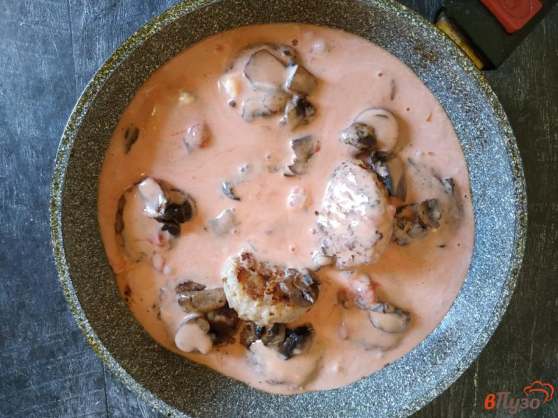 Фото приготовление рецепта: Тефтели из свинины с грибами шаг №8