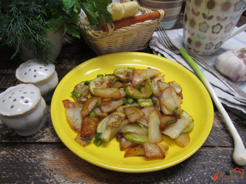 Фото приготовление рецепта: Жареный картофель с кабачком шаг №5