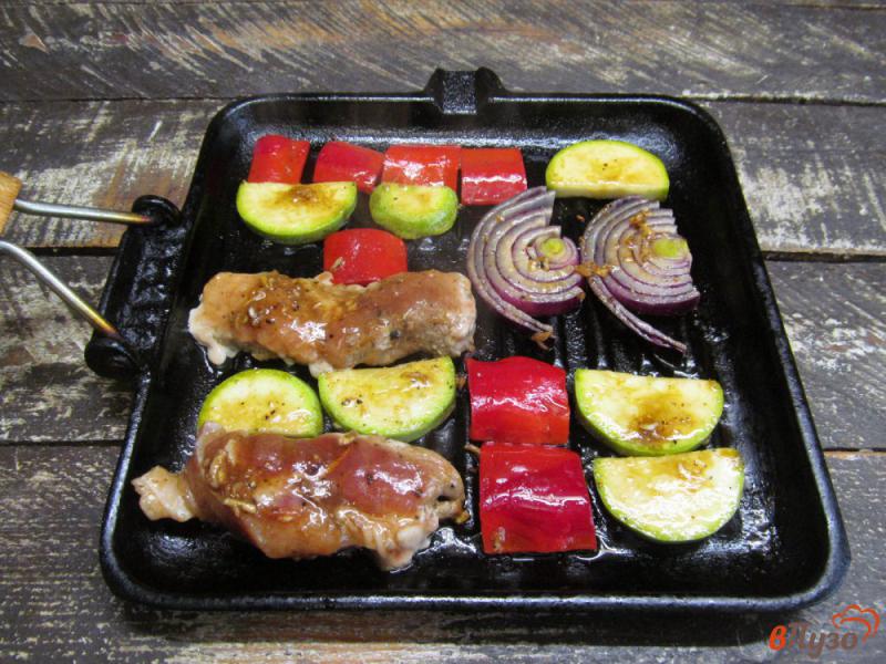 Фото приготовление рецепта: Овощи гриль со свининой шаг №4