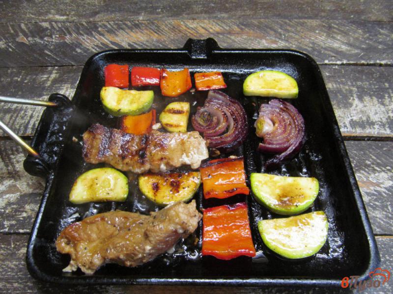 Фото приготовление рецепта: Овощи гриль со свининой шаг №5