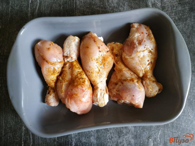 Фото приготовление рецепта: Куриные голени с кабачками шаг №2