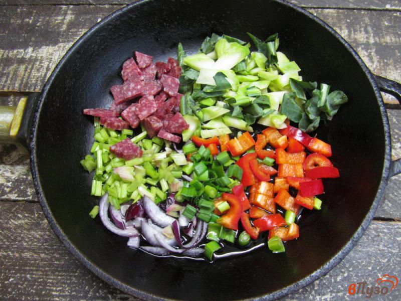 Фото приготовление рецепта: Шакшука с овощами колбасой и соусом песто шаг №1