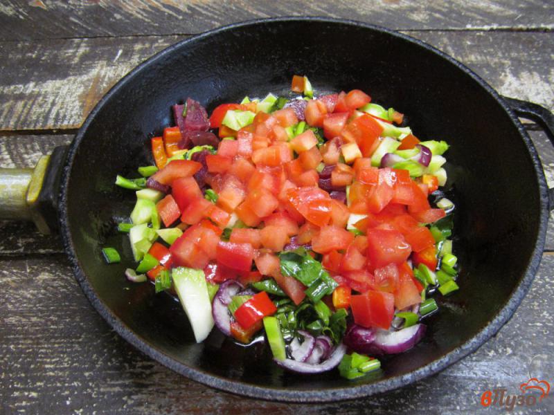 Фото приготовление рецепта: Шакшука с овощами колбасой и соусом песто шаг №2