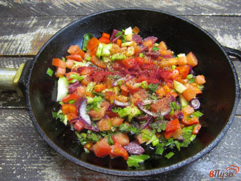Фото приготовление рецепта: Шакшука с овощами колбасой и соусом песто шаг №3
