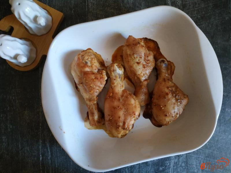 Фото приготовление рецепта: Куриные голени с шампиньонами шаг №3