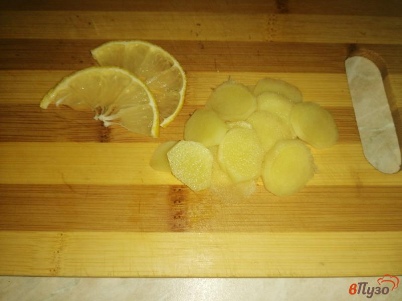 Фото приготовление рецепта: Напиток из клюквы с имбирем и лимоном шаг №2