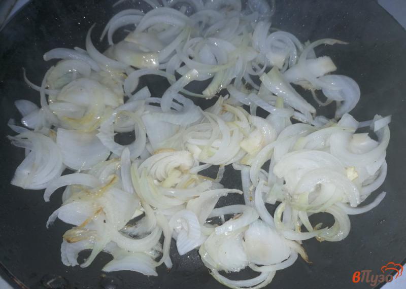 Фото приготовление рецепта: Яичный салат с жареным луком шаг №2