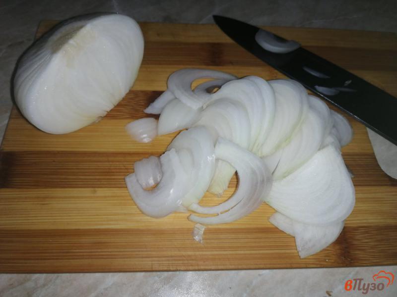 Фото приготовление рецепта: Яичный салат с жареным луком шаг №1