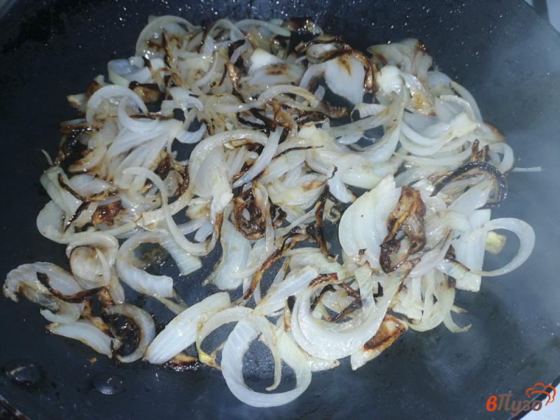 Фото приготовление рецепта: Яичный салат с жареным луком шаг №3