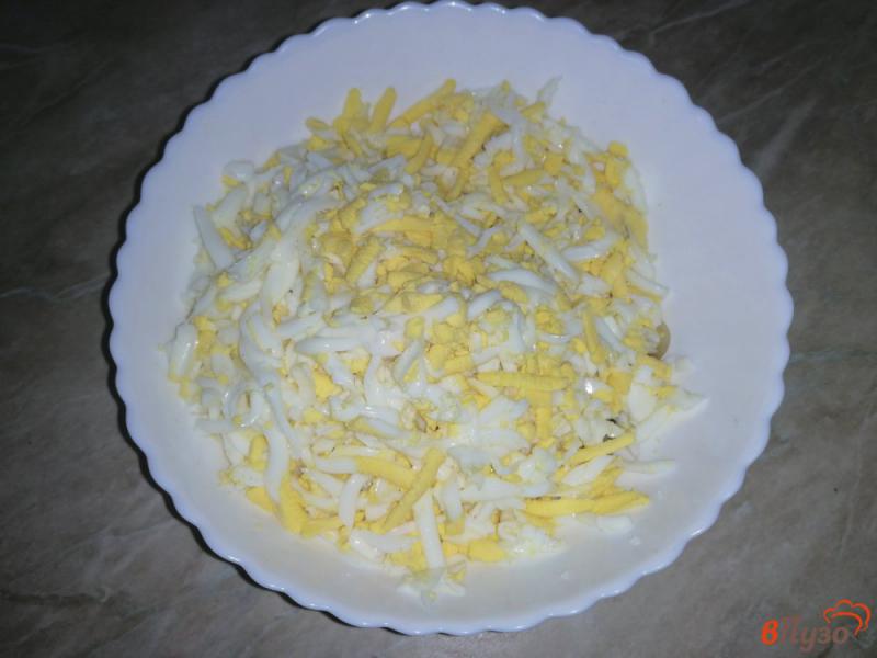 Фото приготовление рецепта: Яичный салат с жареным луком шаг №6