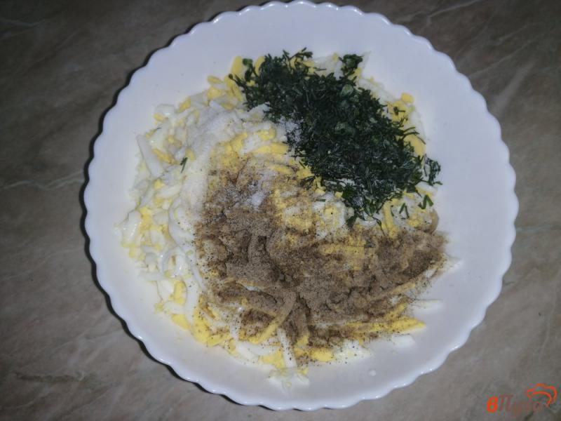 Фото приготовление рецепта: Яичный салат с жареным луком шаг №7