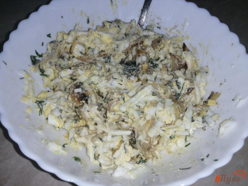 Фото приготовление рецепта: Яичный салат с жареным луком шаг №9