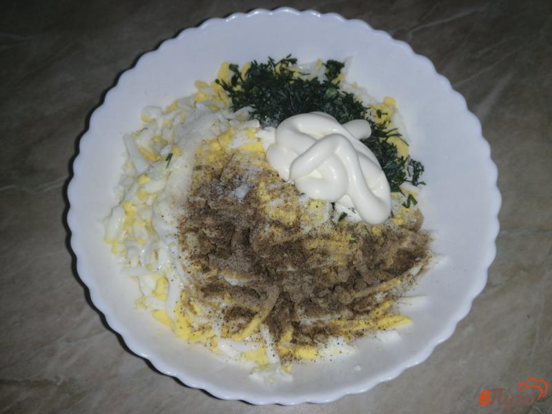 Фото приготовление рецепта: Яичный салат с жареным луком шаг №8