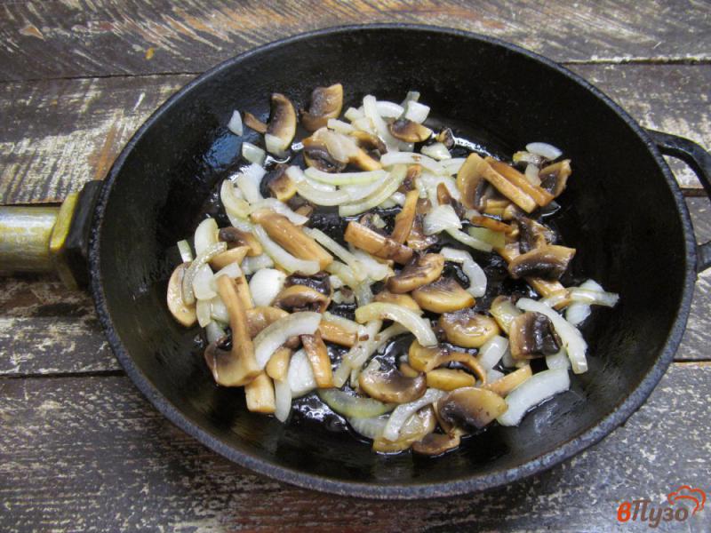 Фото приготовление рецепта: Куриная грудка с грибами и каперсами шаг №2