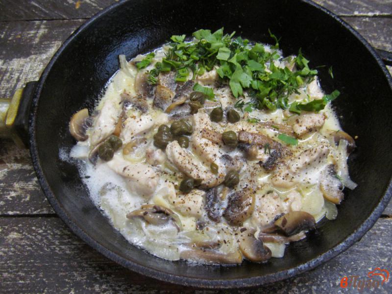 Фото приготовление рецепта: Куриная грудка с грибами и каперсами шаг №5