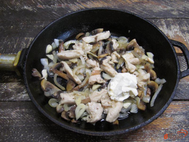 Фото приготовление рецепта: Куриная грудка с грибами и каперсами шаг №4