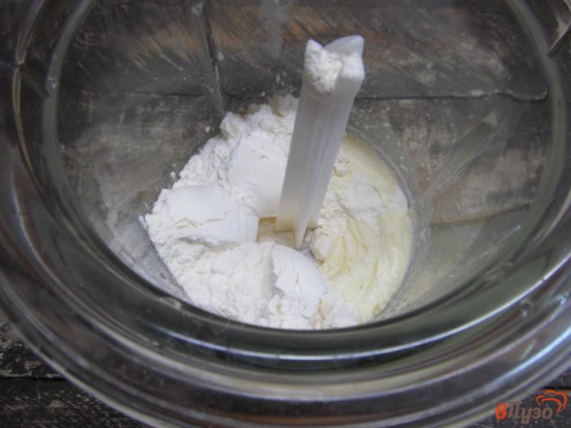 Фото приготовление рецепта: Пирог из творожного теста с джемом и изюмом шаг №4
