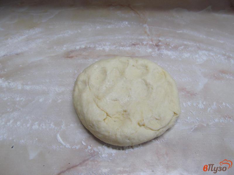 Фото приготовление рецепта: Пирог из творожного теста с джемом и изюмом шаг №5