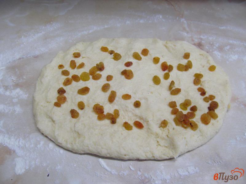 Фото приготовление рецепта: Пирог из творожного теста с джемом и изюмом шаг №6