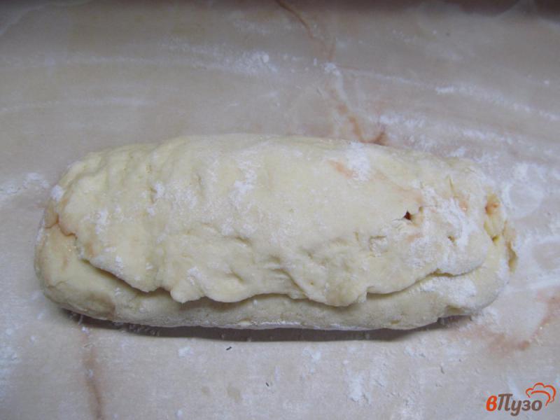 Фото приготовление рецепта: Пирог из творожного теста с джемом и изюмом шаг №8