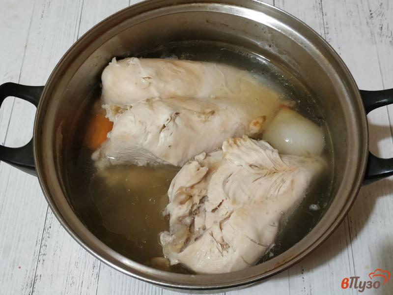 Фото приготовление рецепта: Заливное из куриного филе шаг №2