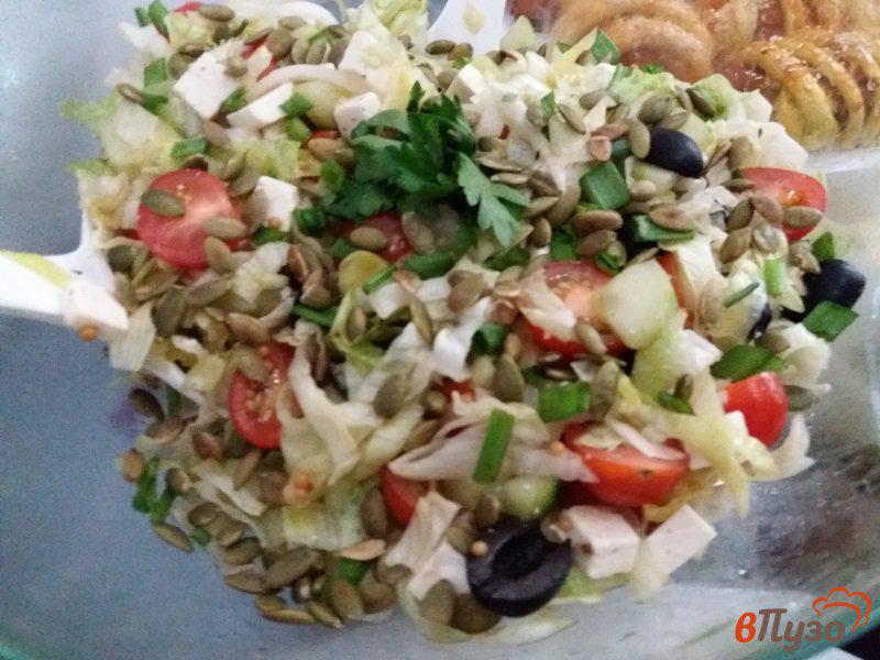 Фото приготовление рецепта: Овощной салат с семечками и творожным сыром шаг №15