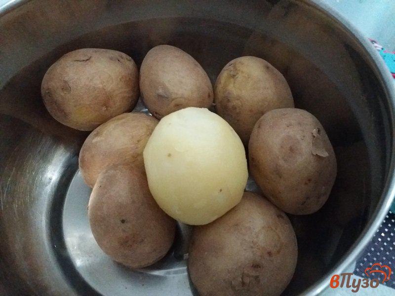 Фото приготовление рецепта: Картофельный салат с форелью шаг №3