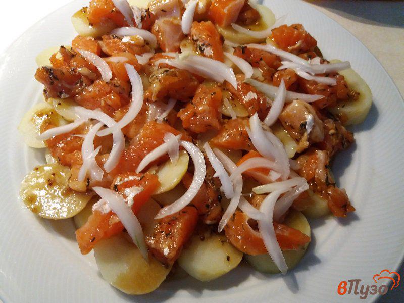 Фото приготовление рецепта: Картофельный салат с форелью шаг №7