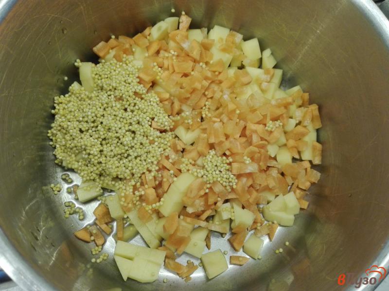 Фото приготовление рецепта: Яичный суп на курином бульоне шаг №2
