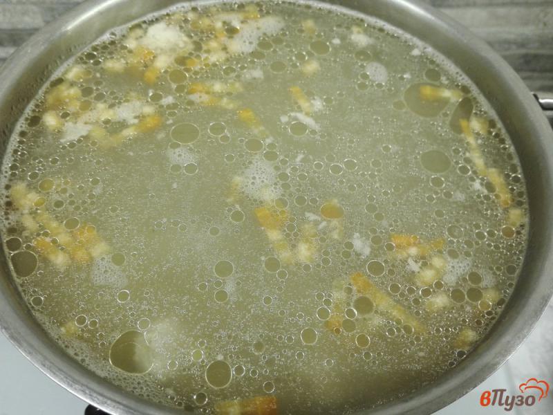 Фото приготовление рецепта: Яичный суп на курином бульоне шаг №3