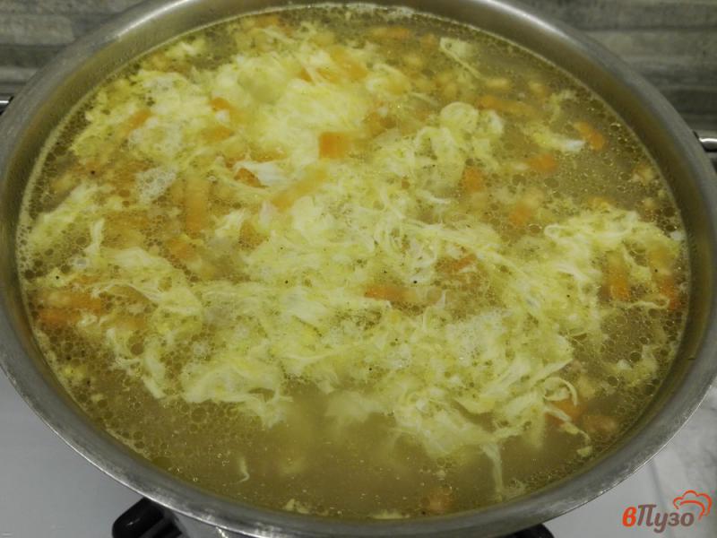 Фото приготовление рецепта: Яичный суп на курином бульоне шаг №6