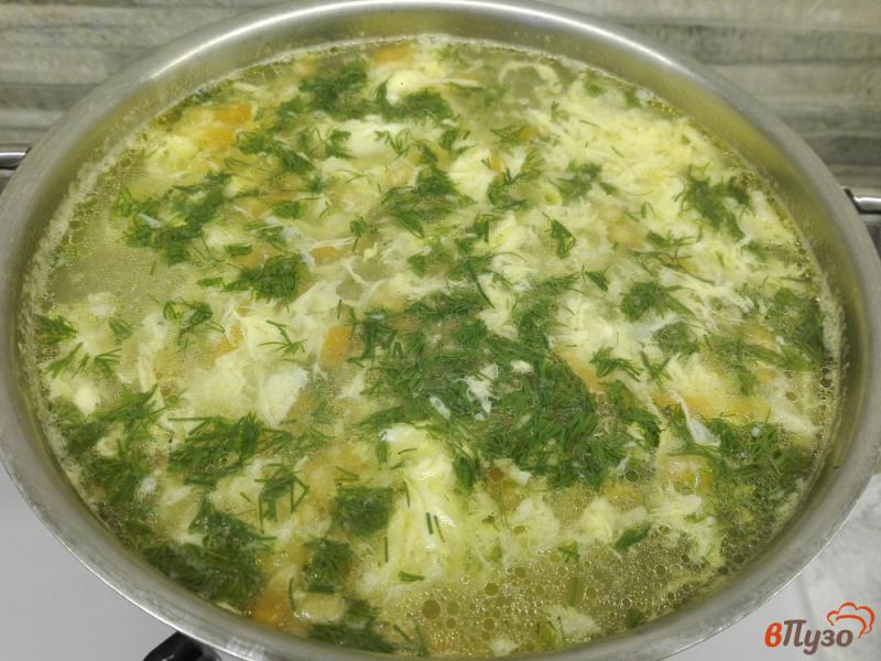 Фото приготовление рецепта: Яичный суп на курином бульоне шаг №7