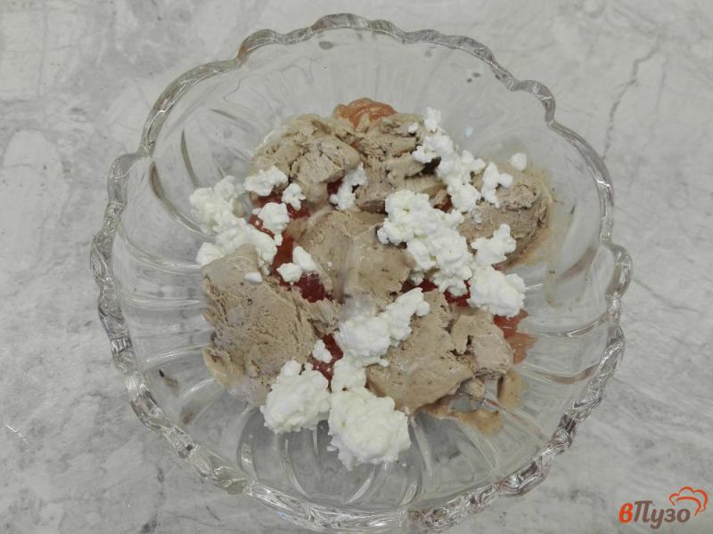 Фото приготовление рецепта: Десерт из грейпфрута, мороженого и творога шаг №3