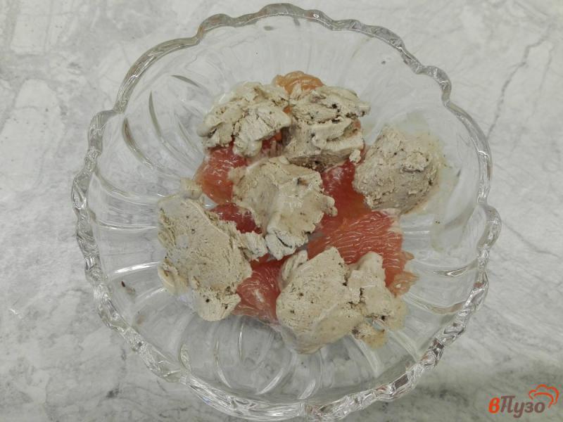 Фото приготовление рецепта: Десерт из грейпфрута, мороженого и творога шаг №2