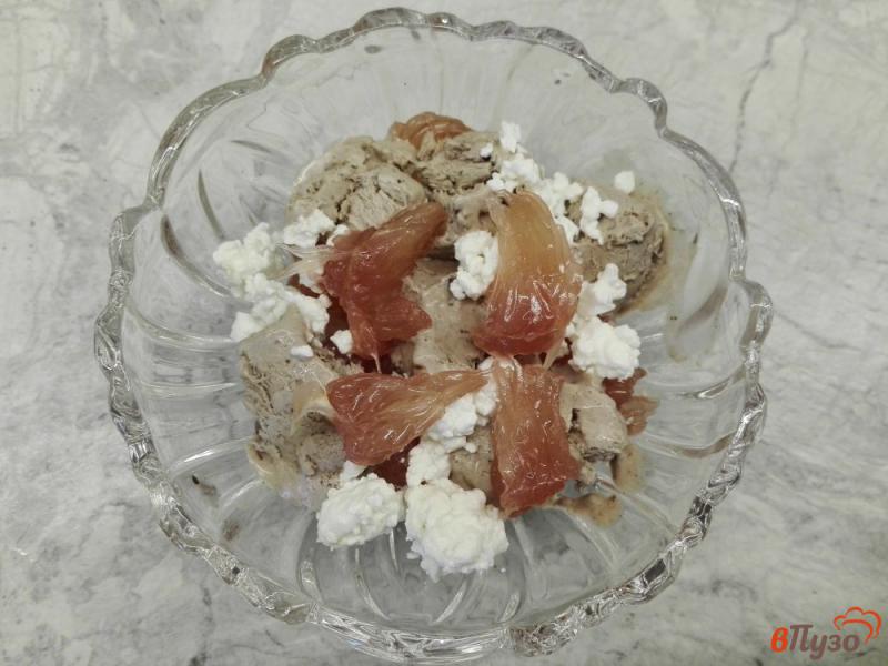 Фото приготовление рецепта: Десерт из грейпфрута, мороженого и творога шаг №4