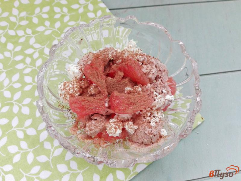 Фото приготовление рецепта: Десерт из грейпфрута, мороженого и творога шаг №5