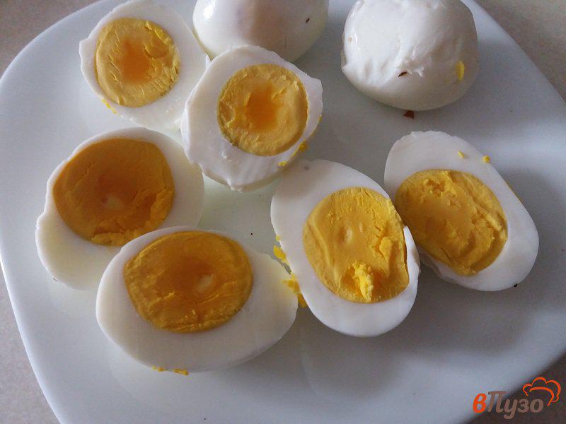 Фото приготовление рецепта: Закуска из отварных яиц шаг №2
