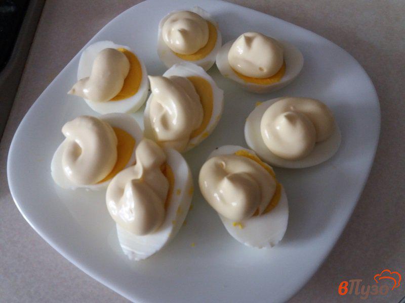 Фото приготовление рецепта: Закуска из отварных яиц шаг №3