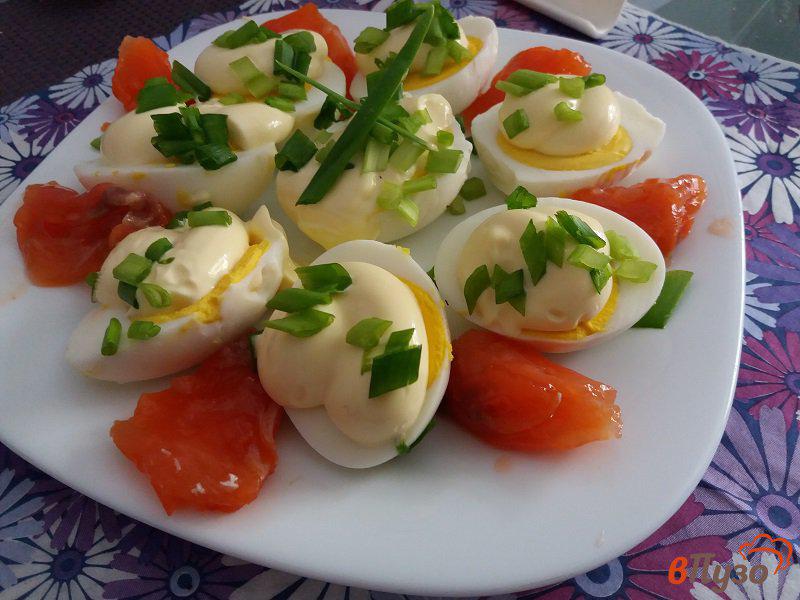 Фото приготовление рецепта: Закуска из отварных яиц шаг №5
